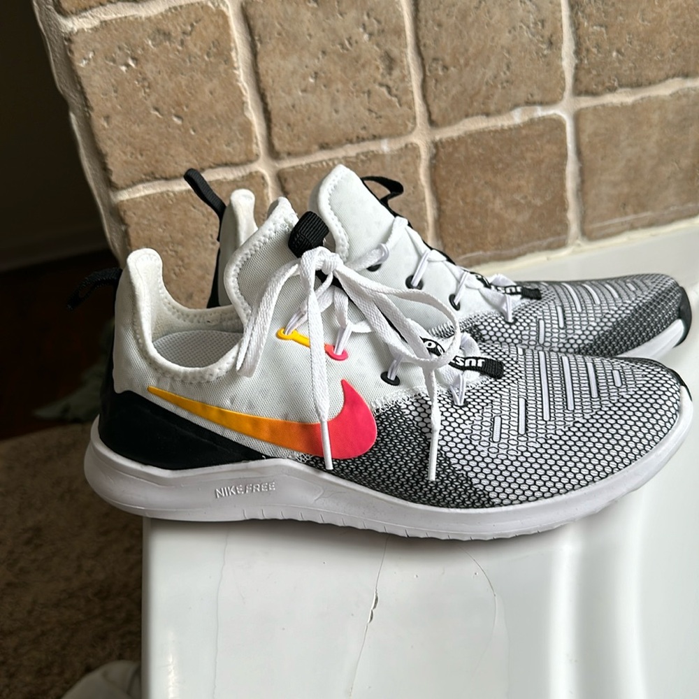 Nike Free TR8 942888-008 size 8.5